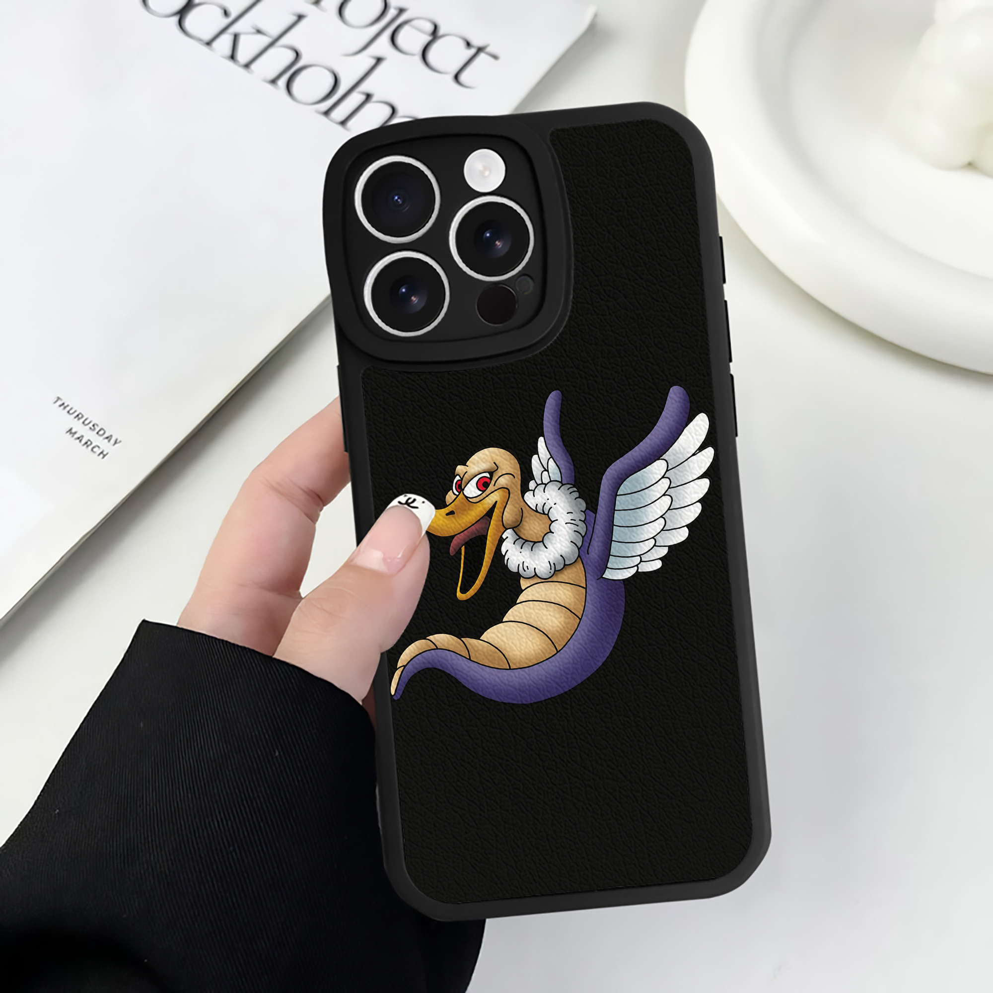 （画像用） ドラゴンクエスト Doragon Kuesuto Dragon Quest 【iPhone 16シリーズ対応】シリコンスマホケース（レザー調） 材質：シリコン